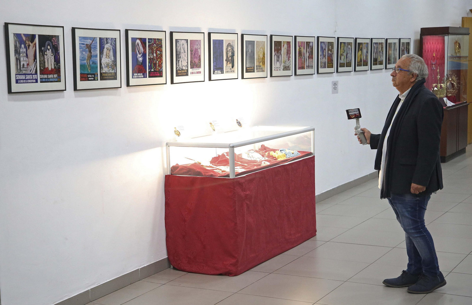 Fotos de la exposición de enseres cofrades en La Línea