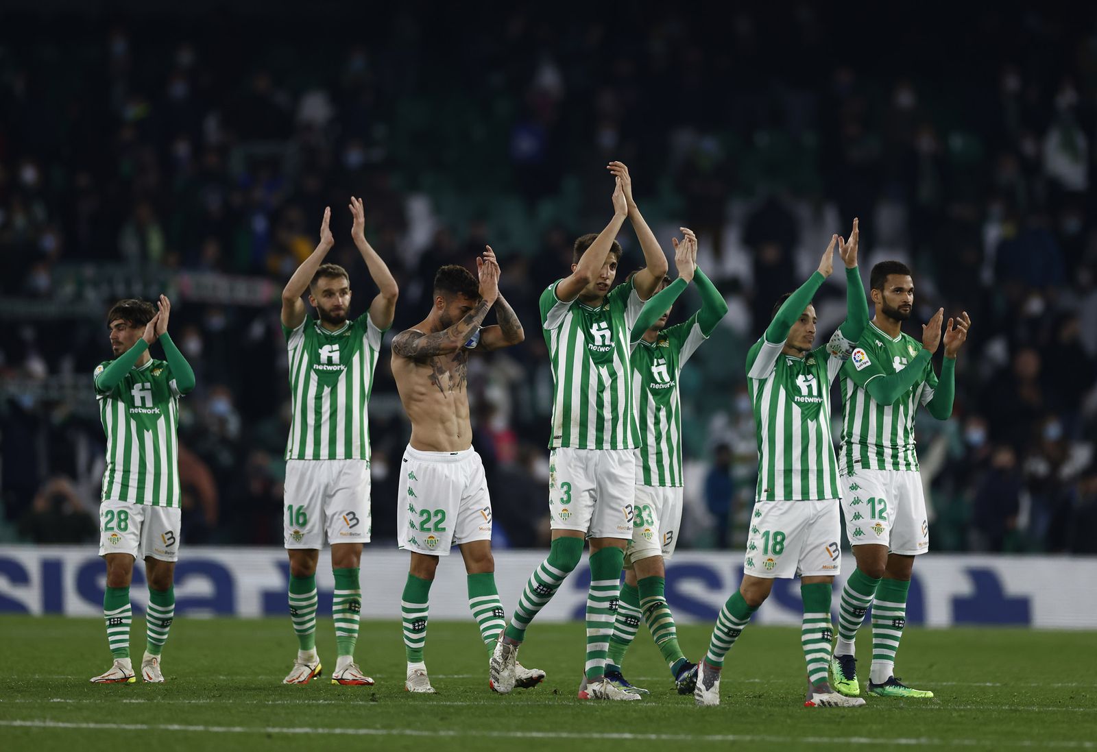 Los jugadores del Betis se despiden de la afición tras ganar al Alavés.