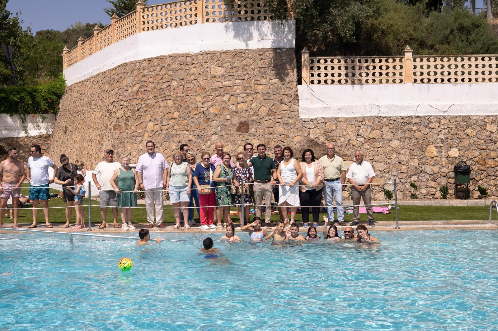 El presidente de la Diputación acompañó a las autoridades locales durante la inauguración de la piscina y el bar de Canjáyar