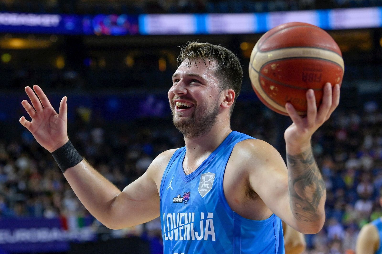 Luka Doncic protesta una acción.