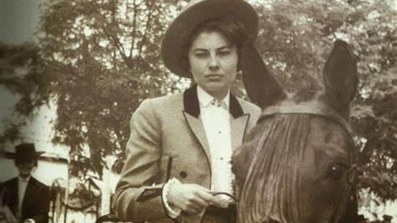 Soraya de Persia, con traje corto, a caballo por la Feria.