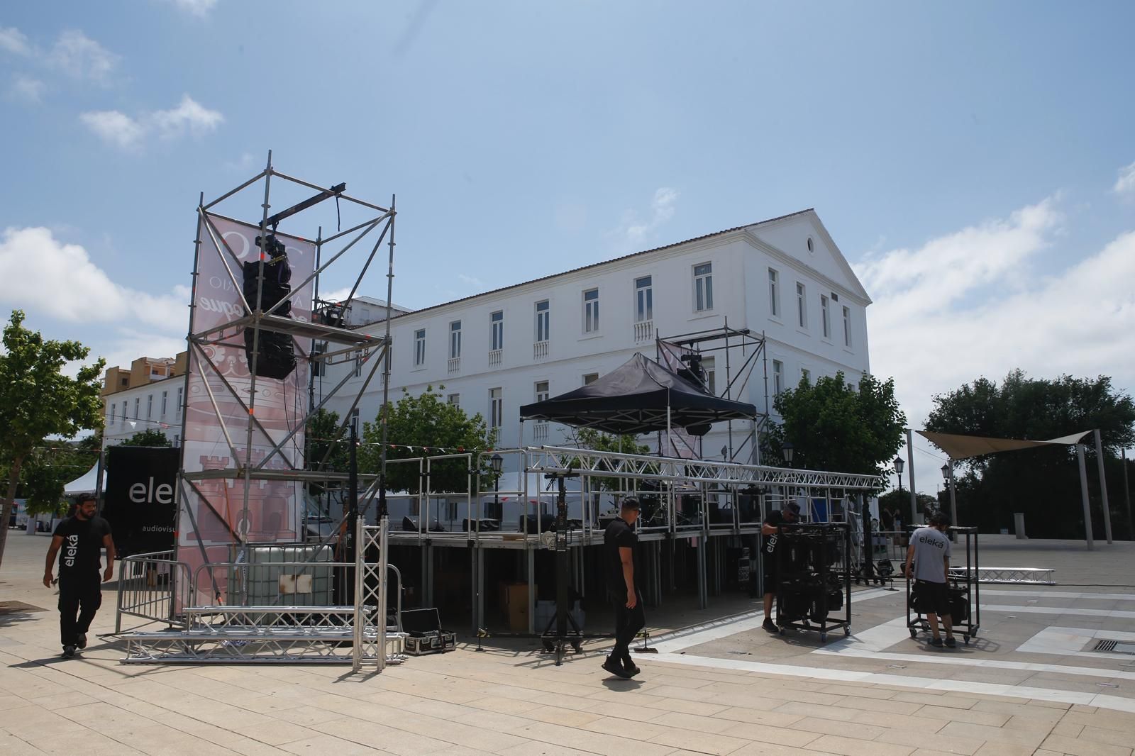 El montaje del escenario en San Roque esta mañana.