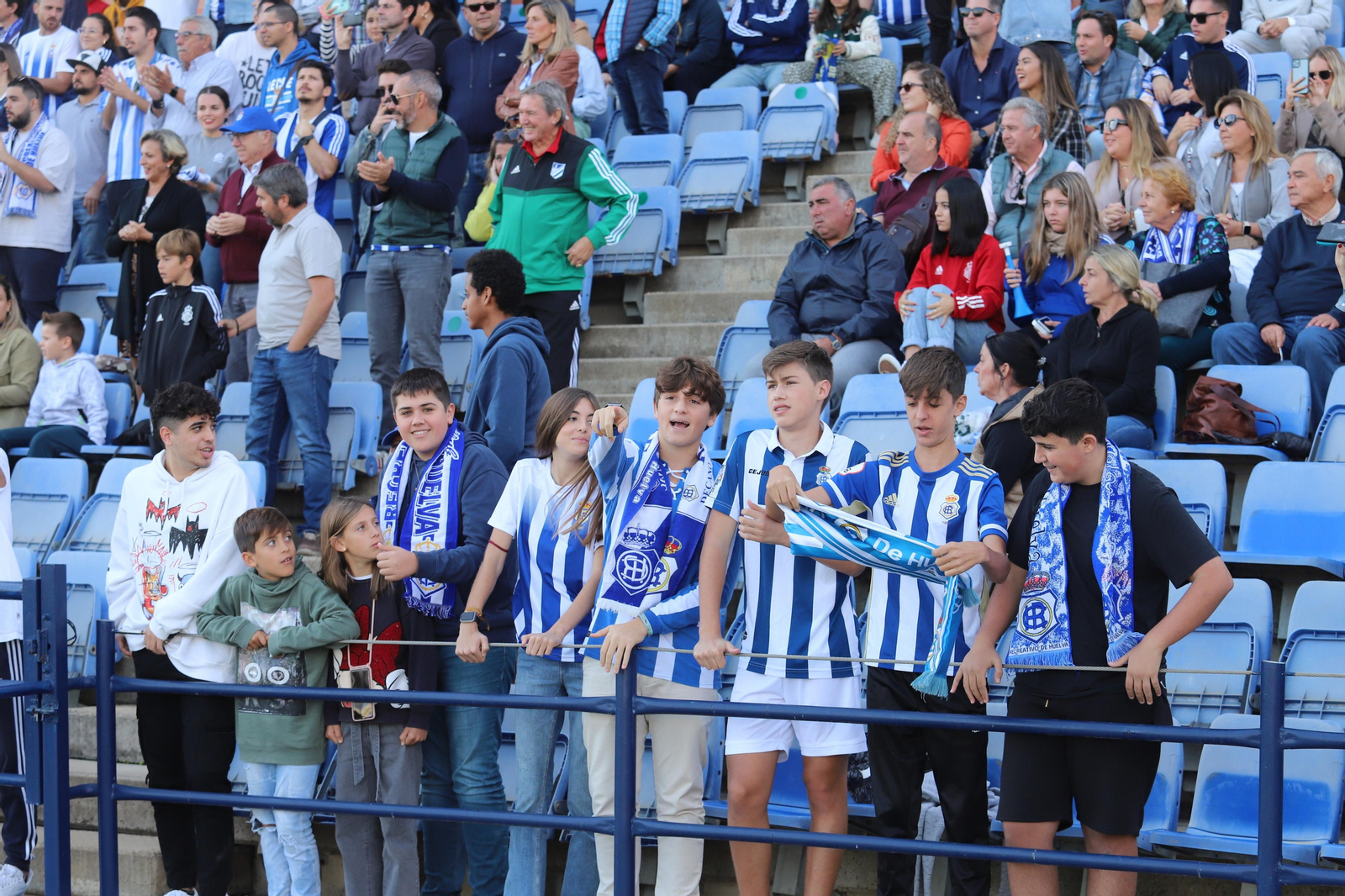 Imágenes del gran ambiente en el Nuevo Colombino para ver el  Recre-Burgos