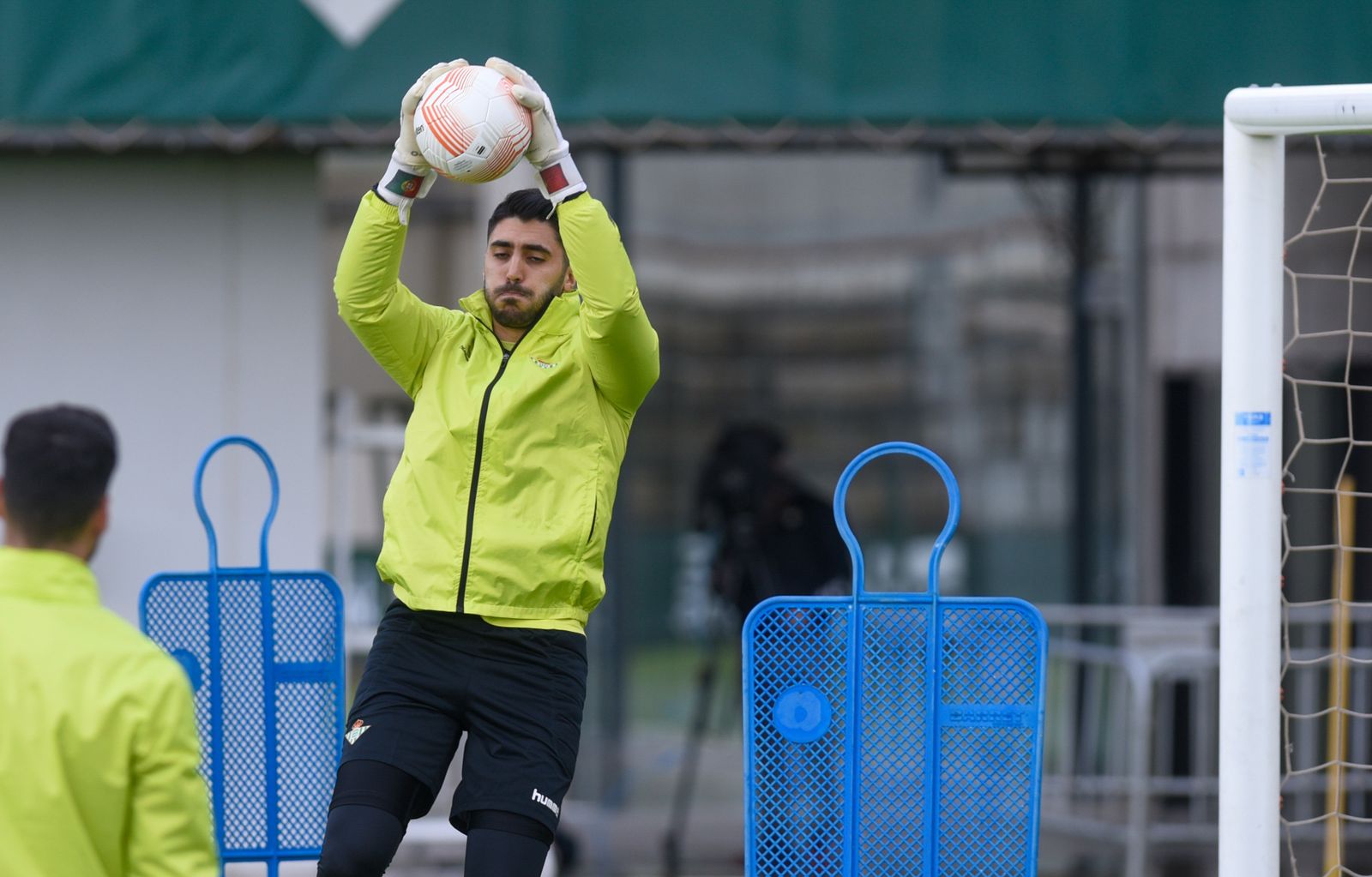 Rui Silva captura un balón durante un entrenamiento en la ciudad deportiva del Betis.