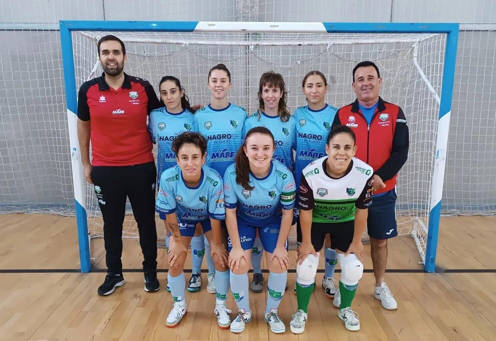 Las jugadores del conjunto celeste y su cuerpo técnico posan antes de su partido en Albacete.