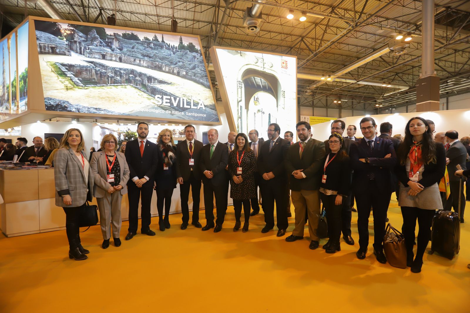 El presidente de la Diputación, en el centro, durante uno de los actos celebrados en Fitur 2019.