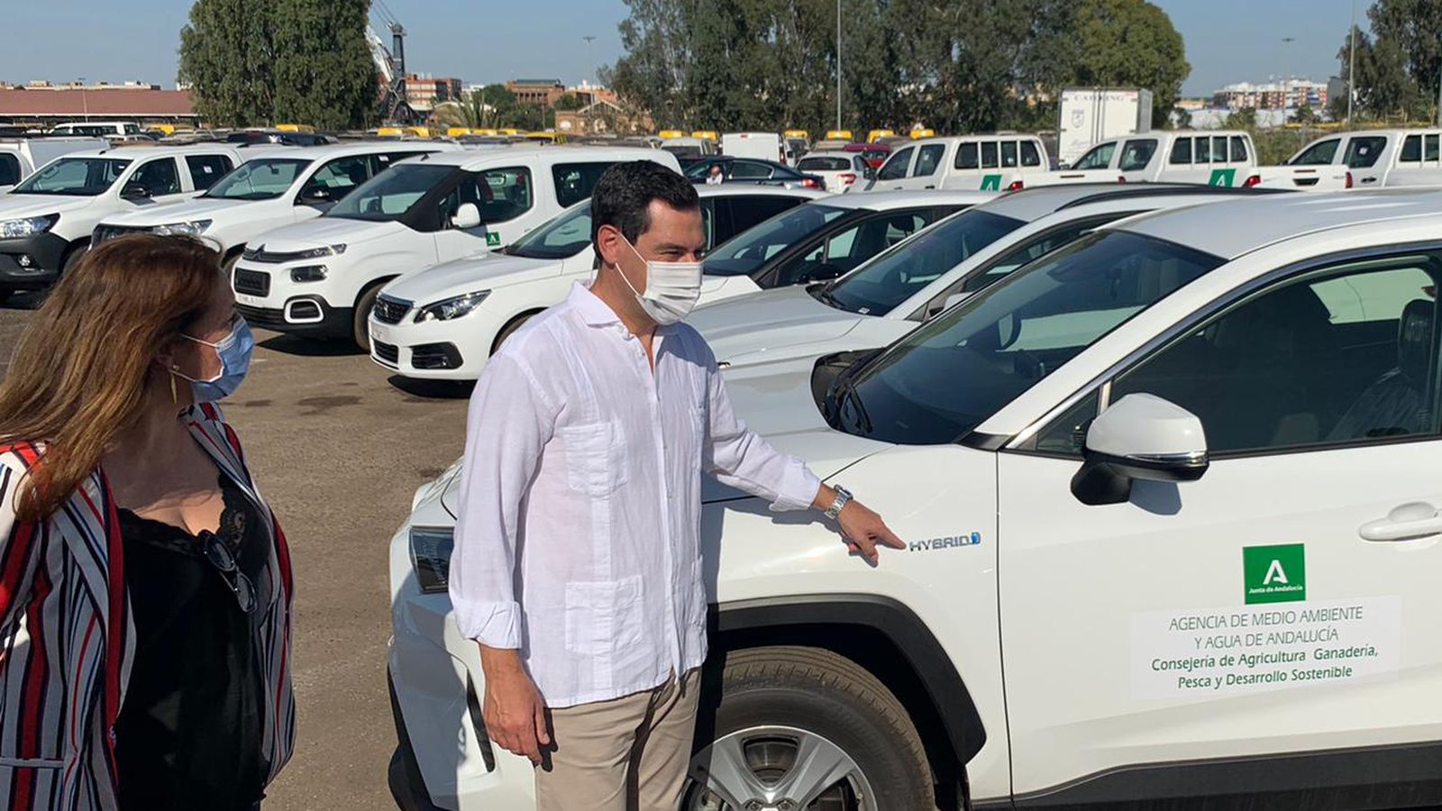 El presidente de la Junta de Andalucía estuvo presente en la entrega de los vehículos.