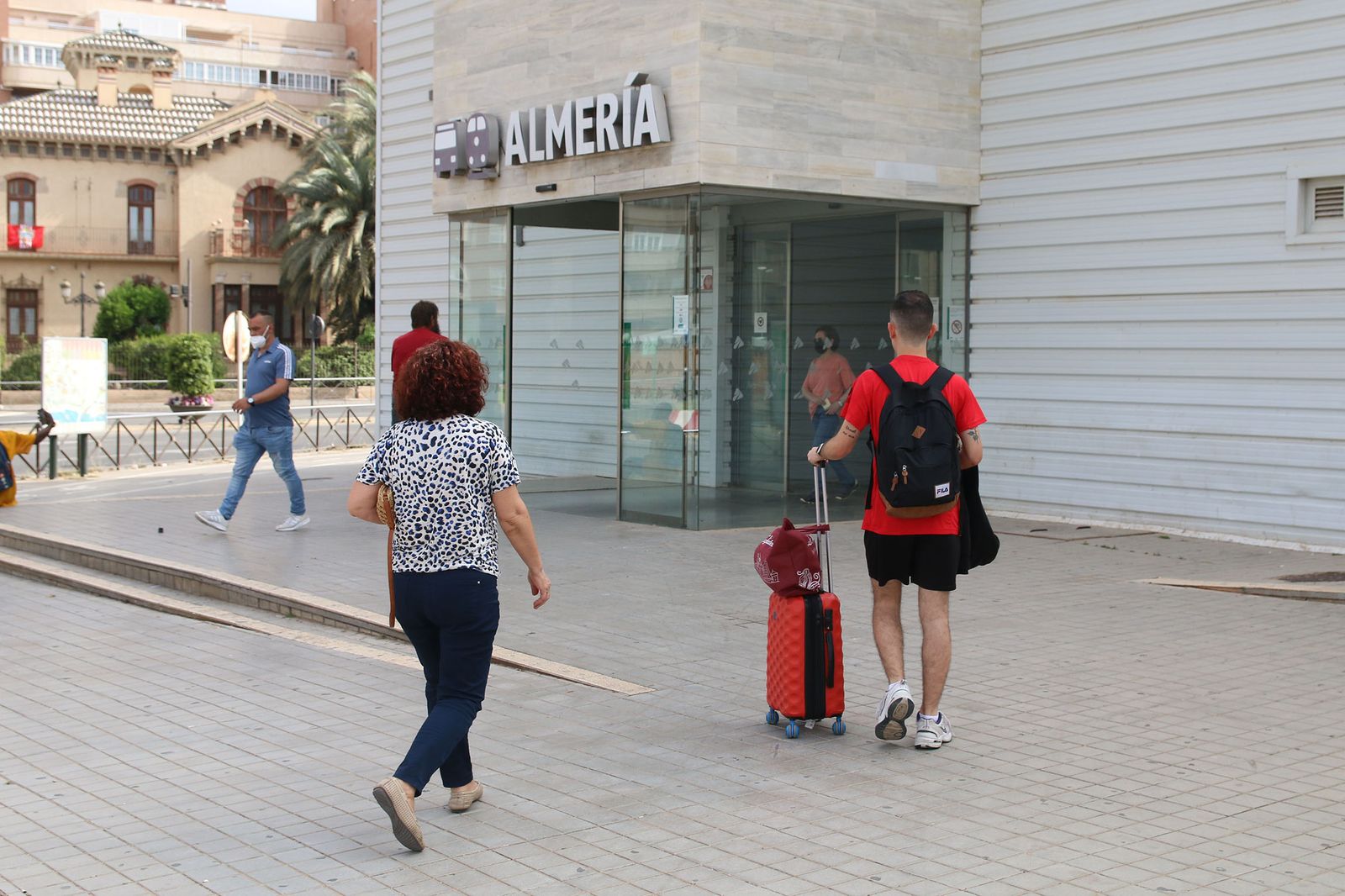 Almerienses en la antigua estación intermodal de Almería, en una imagen de archivo.