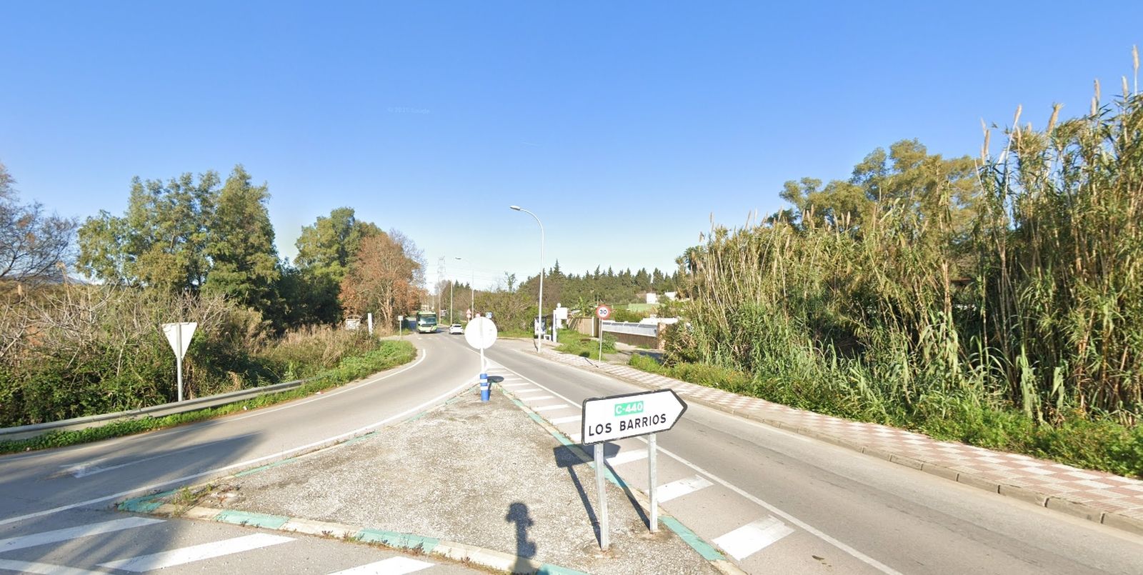 La entrada a Los Barrios por la carretera vieja.