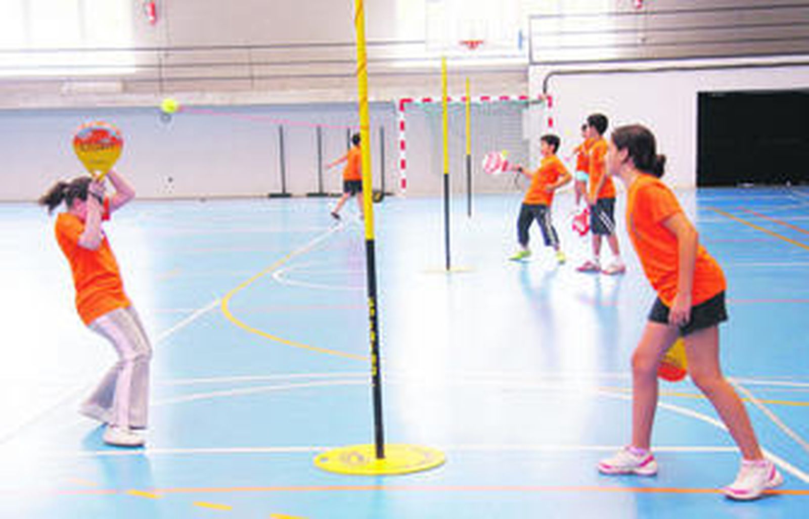 El pádel es uno de los deportes que los niños podrán practicar en las escuelas deportivas durante este curso.