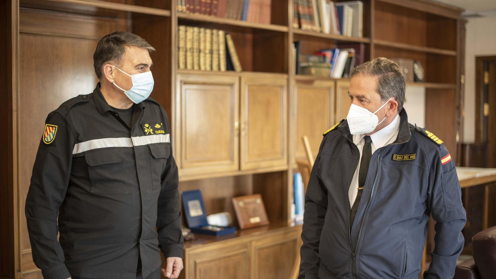 El Almirante de la Flota con el 2º Jefe de la Unidad Militar de Emergencias. El Almirante de la Flota con el 2º Jefe de la Unidad Militar de Emergencias.
