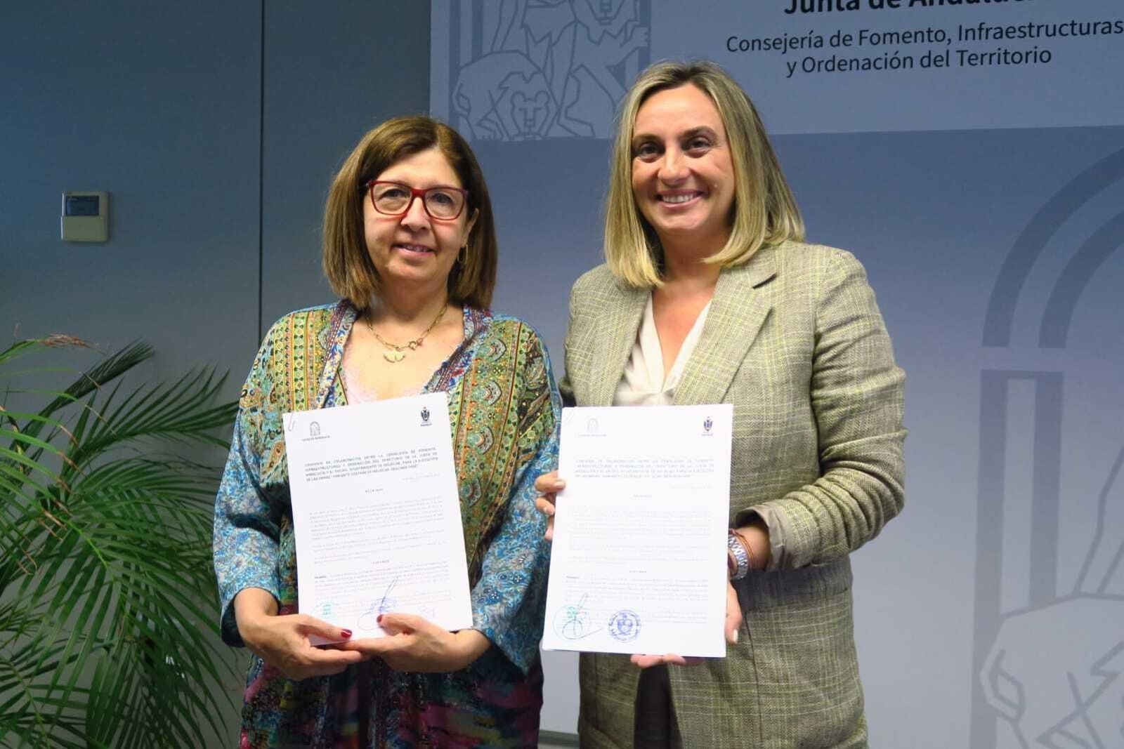 La alcaldesa, Rosa María Cano, y la consejera de Fomento, Marifrán Carazo.