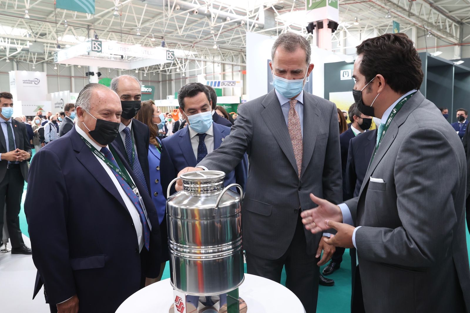 El Rey, este miércoles en el stand de Secovisa-Herpasur en Expoliva acompañado de Juanma Moreno, Salvador Cordero, Germán Cordero y Jaime Pérez González.