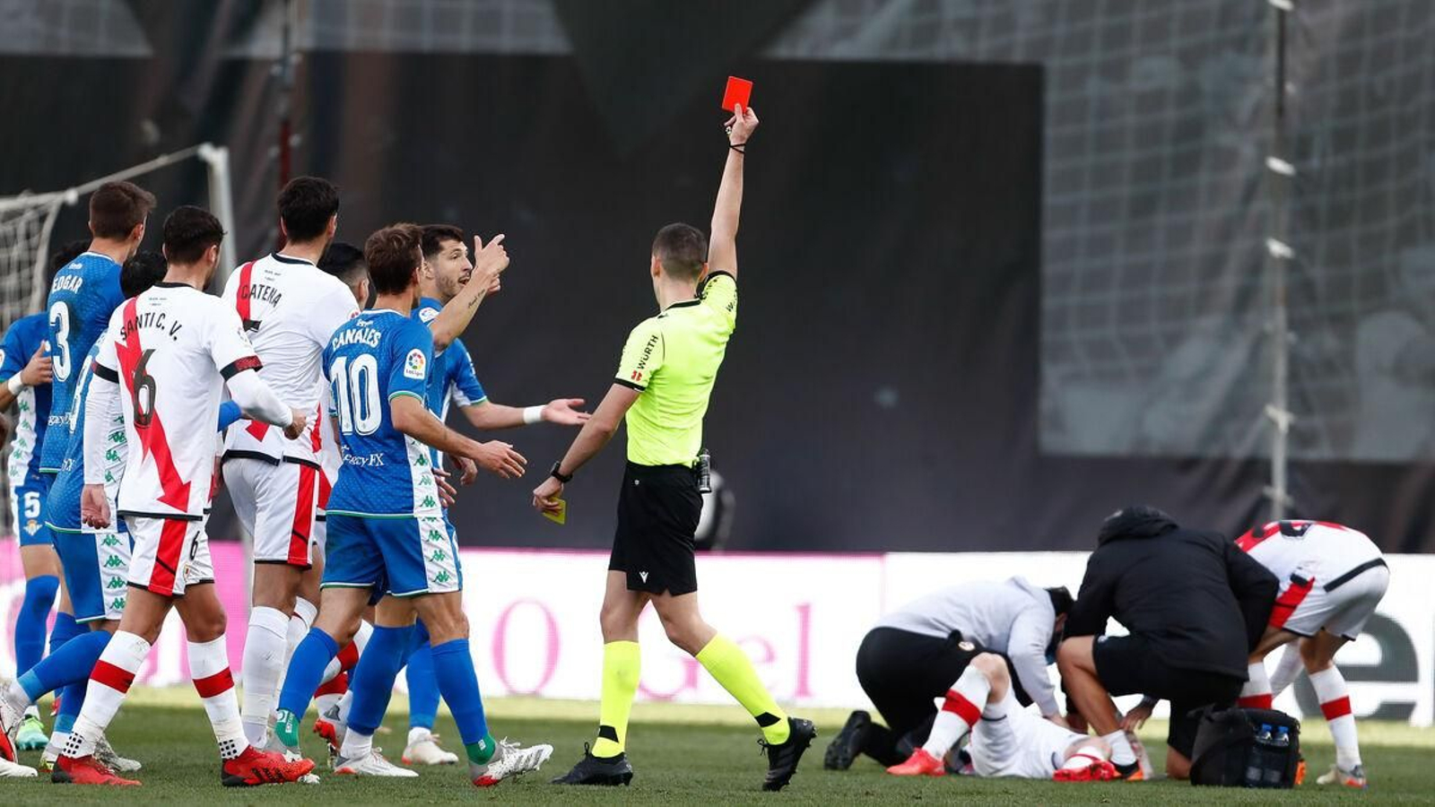 Muñiz Ruiz expulsa a Álex Moreno en el último Rayo-Betis de Liga.