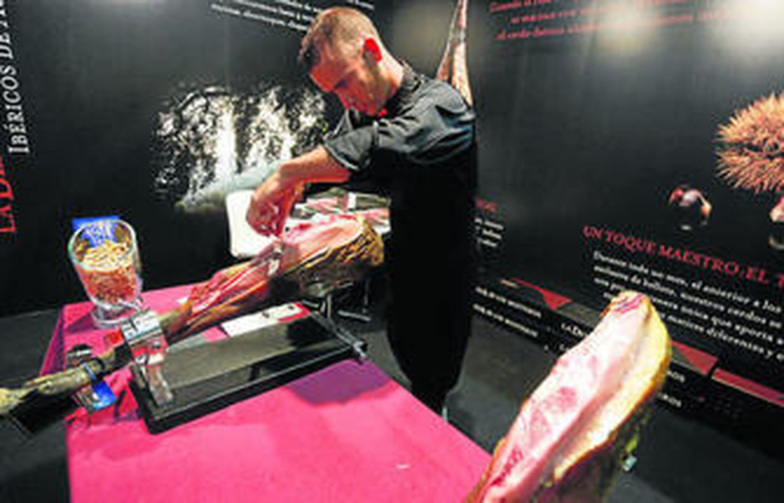 Demostración de corte de jamón en uno de los expositores.