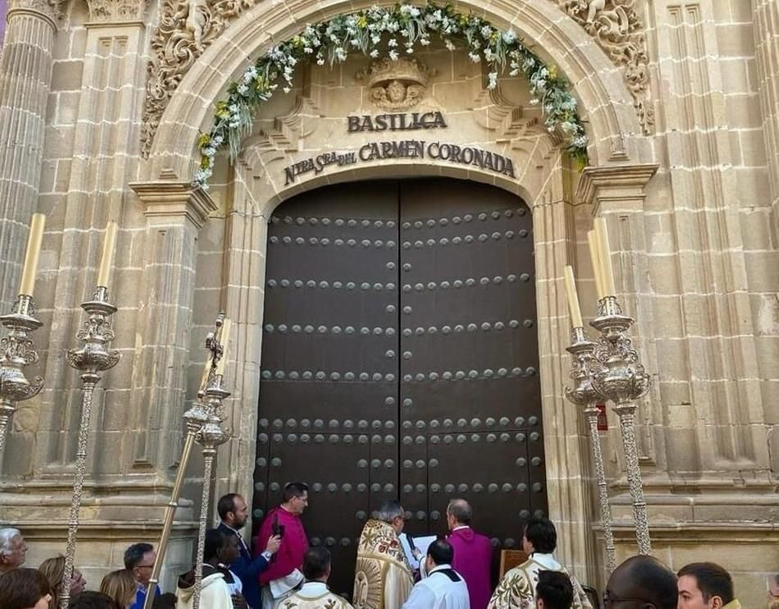 Momento de la apertura de la puerta que inicia en Año Jubilar del Carmen. Momento de la apertura de la puerta que inicia en Año Jubilar del Carmen.