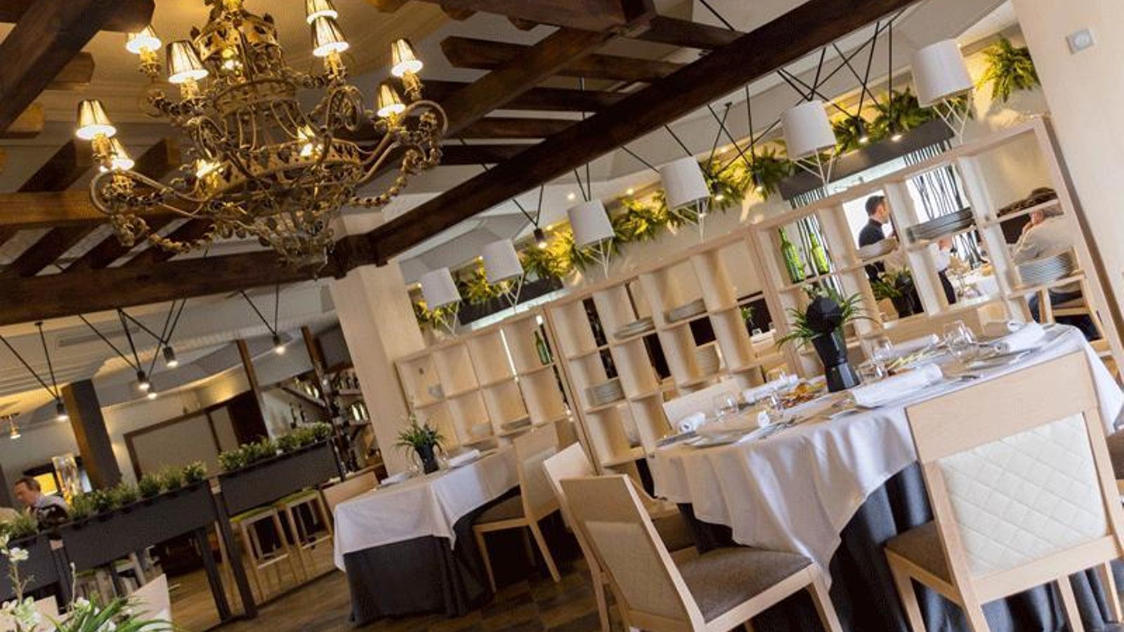 Salón interior del Restaurante La Vestida de Jaén. Salón interior del Restaurante La Vestida de Jaén.