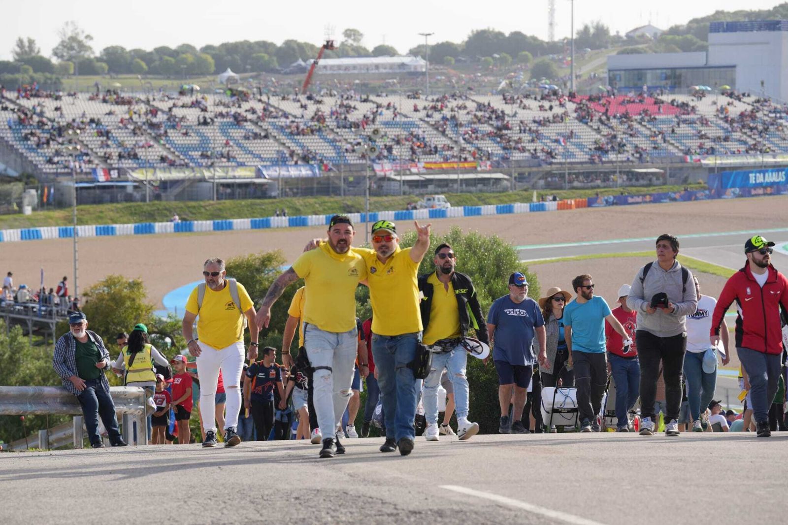 Neveras, cerveza muy fría y sombrillas para combatir al calor en el Gran Premio de España en Jerez
