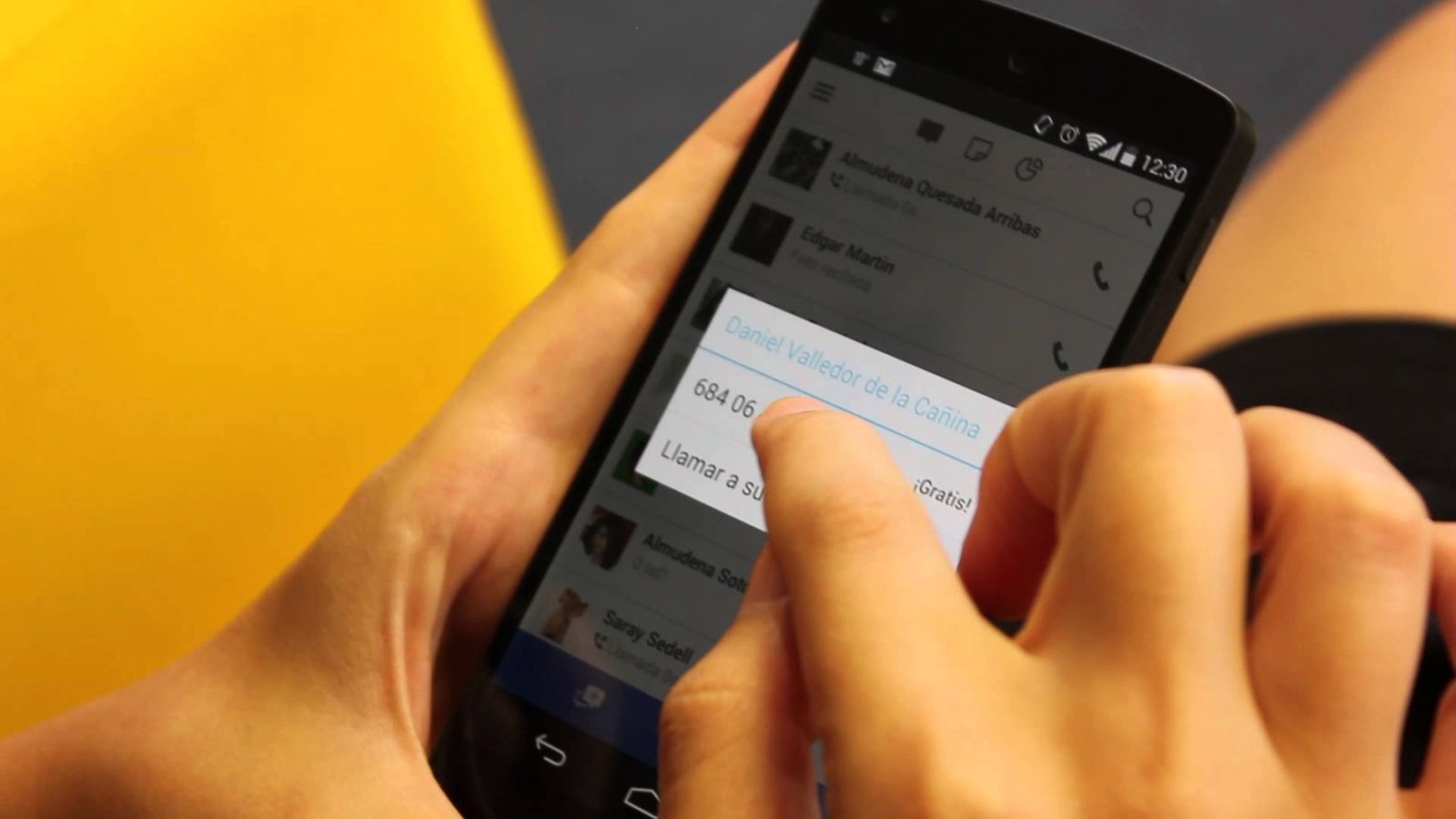 El usuario gestiona los servicios de Tuenti a través de una aplicación.