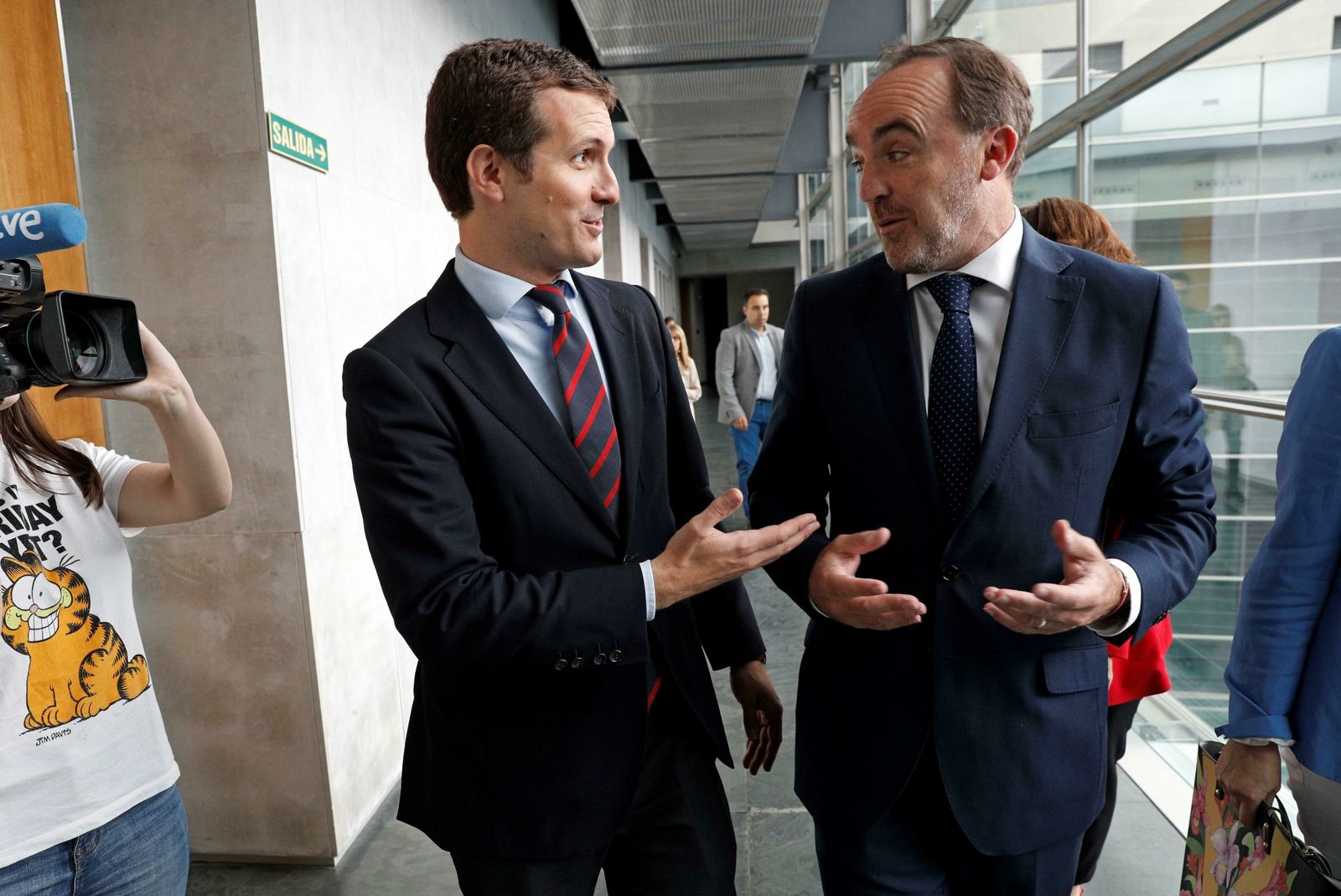 El líder del PP, Pablo Casado, y el presidente de UPN, Javier Esparza, este viernes después de la constitución del Parlamento Foral.