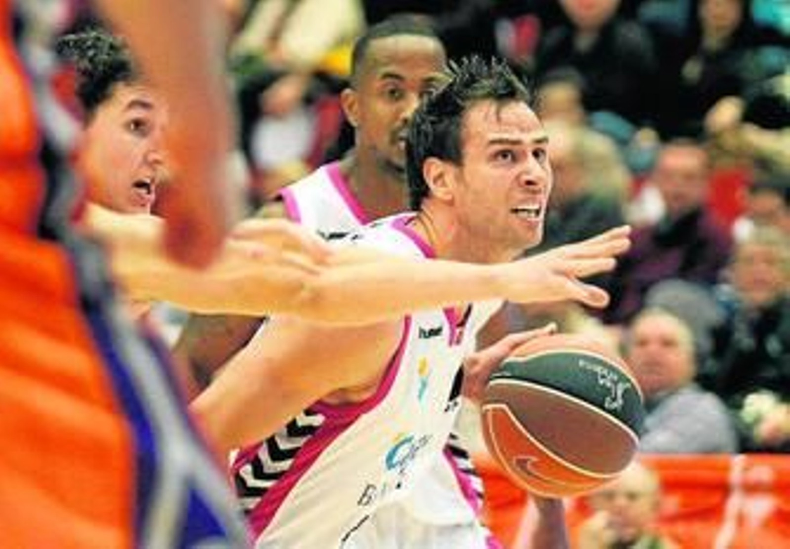 English trata de superar la marca de San Miguel.