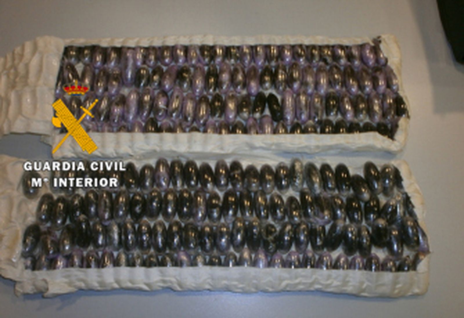 Detenida en el aeropuerto una mujer con más de 200 bellotas de hachís ocultas en una faja