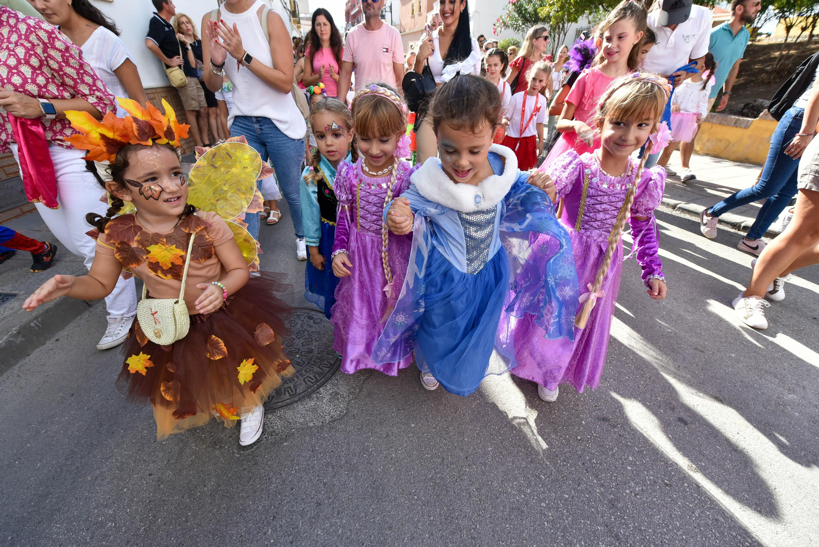 Búscate en las fotos de la cabalgata del Día del Niño en Los Barrios