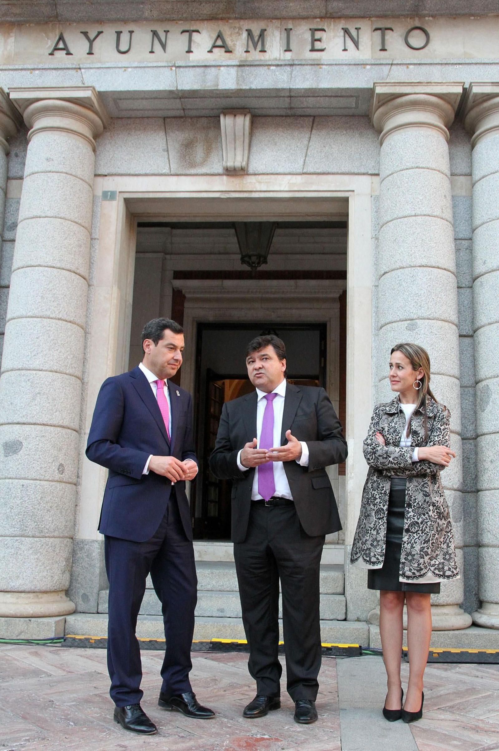 Juanma Moreno se reúne con Gabriel Cruz en el Ayuntamiento, en imágenes