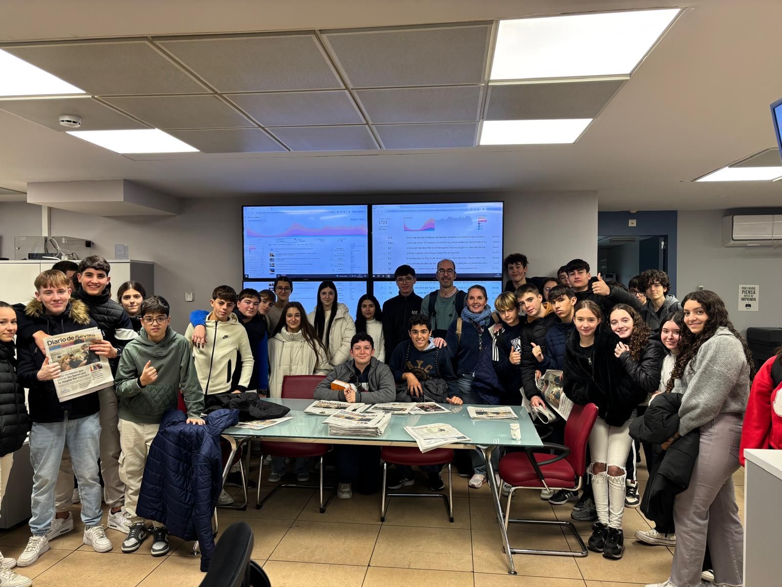 Alumnos del Instituto María Galiana de Dos Hermanas en su visita a Diario de Sevilla