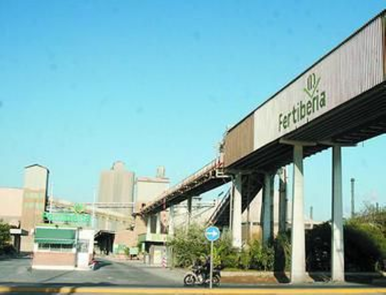 Chaves apuesta por que el cierre de Fertiberia se haga de forma gradual Chaves apuesta por que el cierre de Fertiberia se haga de forma gradual