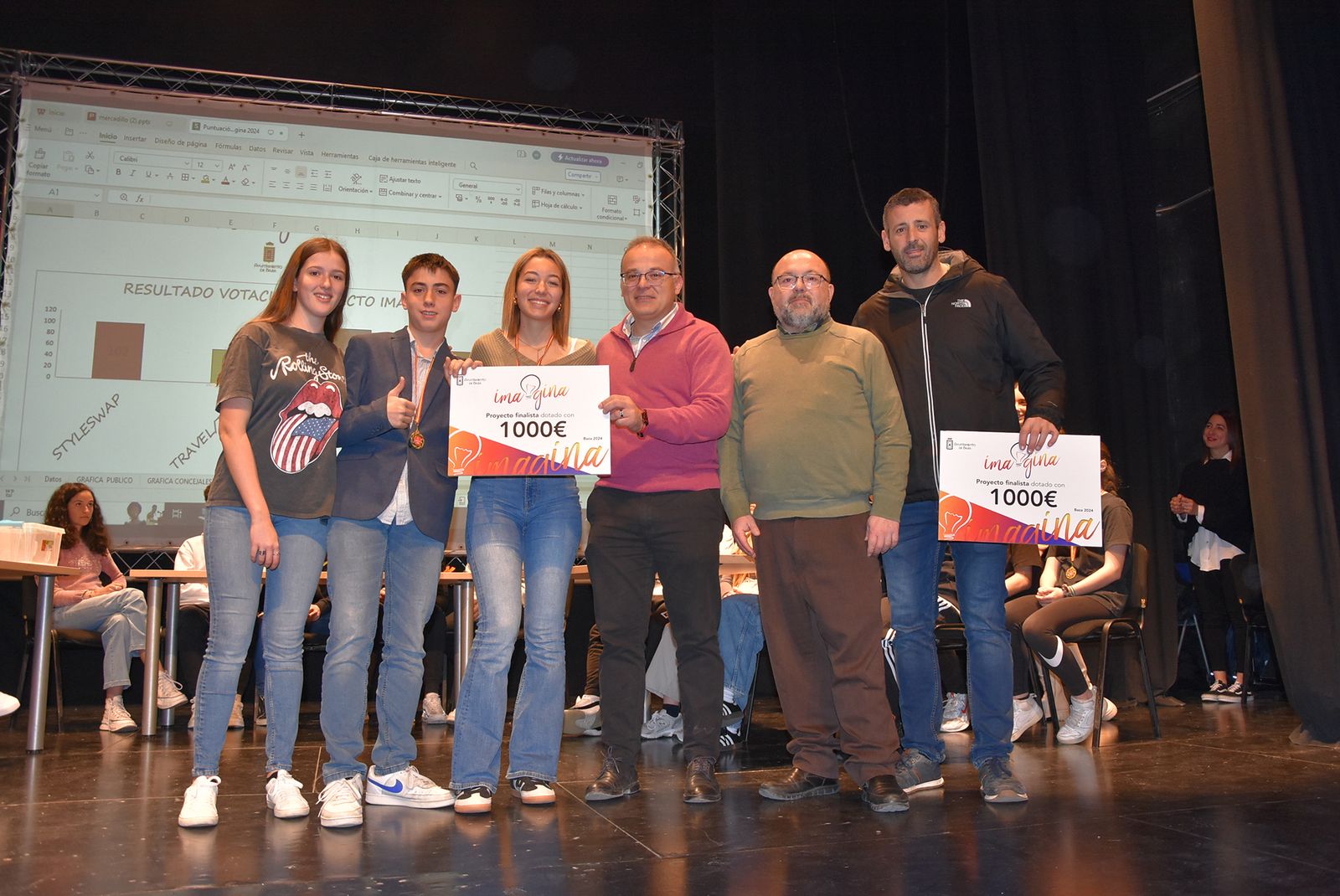 Ganadores del pleno juvenil junto al alcalde de Baza, Pedro J. Ramos