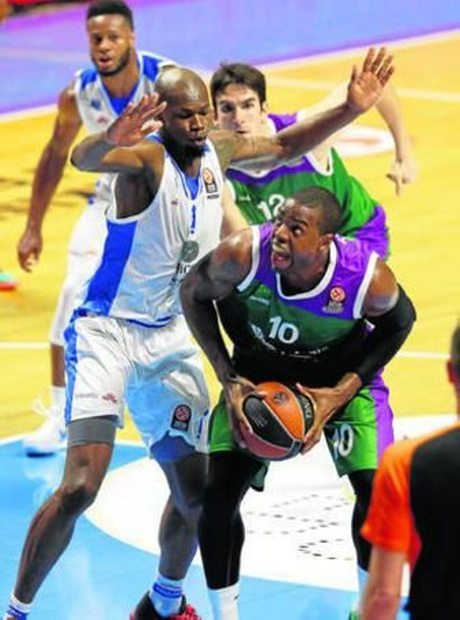 Will Thomas intenta anotar ante la defensa de Petway.