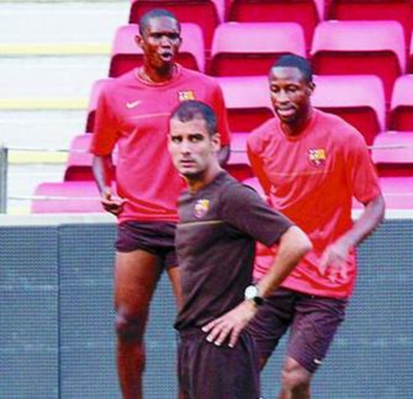 Guardiola dirige la sesión, con Eto'o y Yayá Touré al fondo.