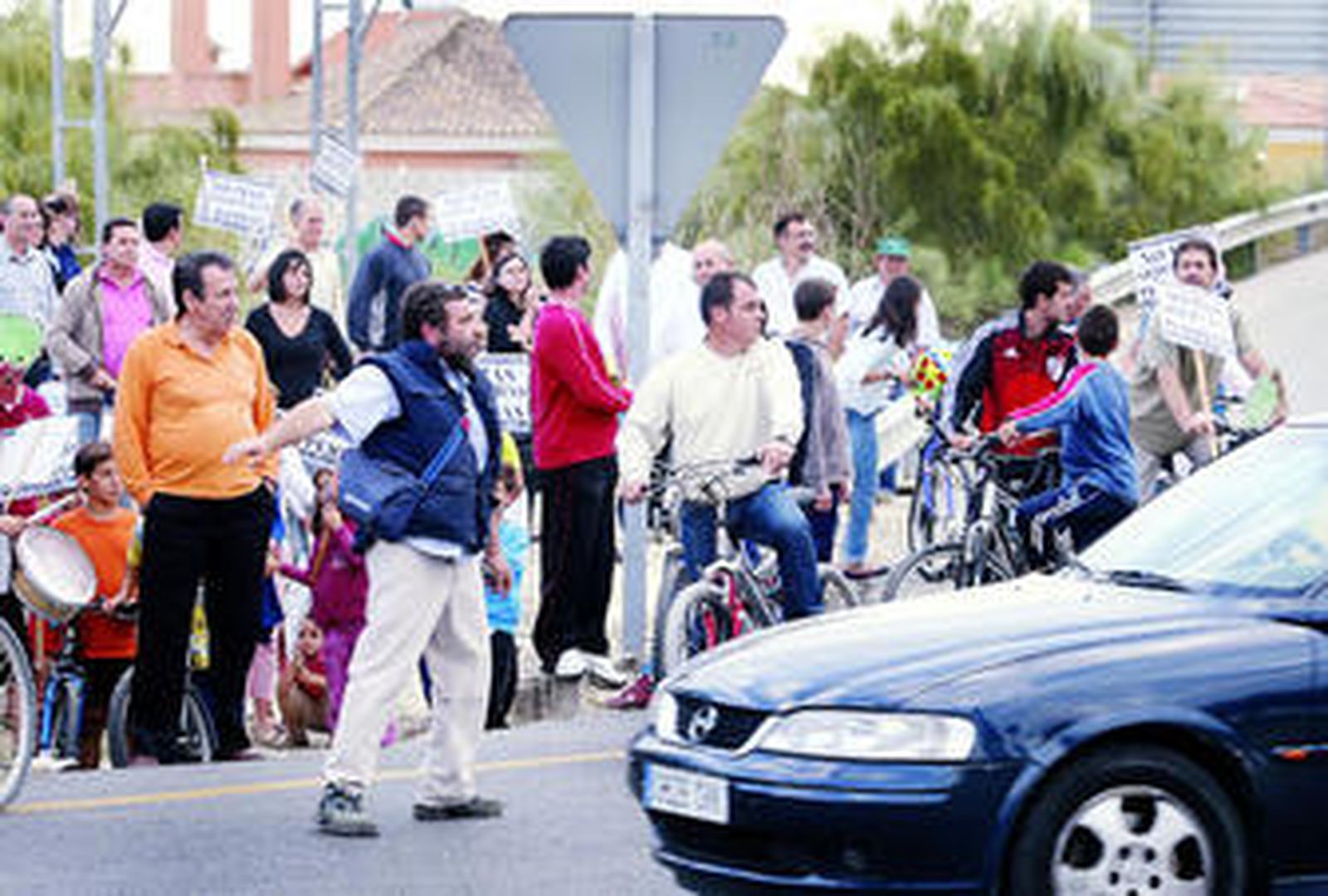 Una de las protestas de vecinos y ecologistas contra el proyecto en la Variante de Rota.