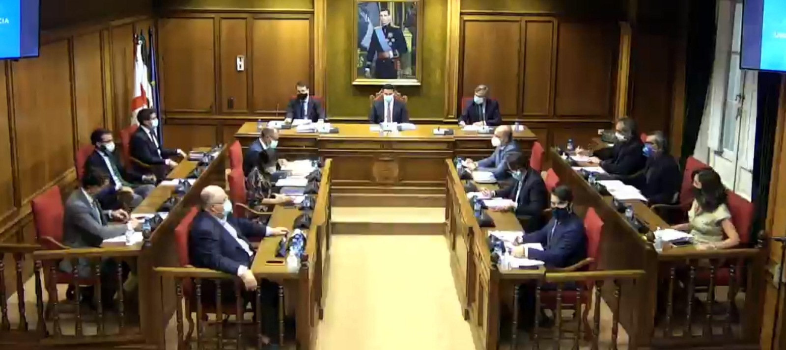 La primera sesión plenaria presencial tras la pandemia ha obligado a separar a los diputados.