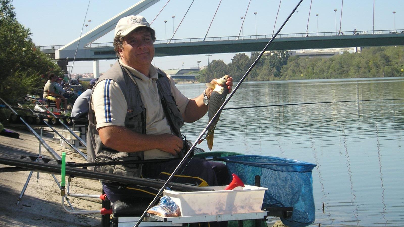 Miguel Sánchez pescando junto al Puente de la Barqueta