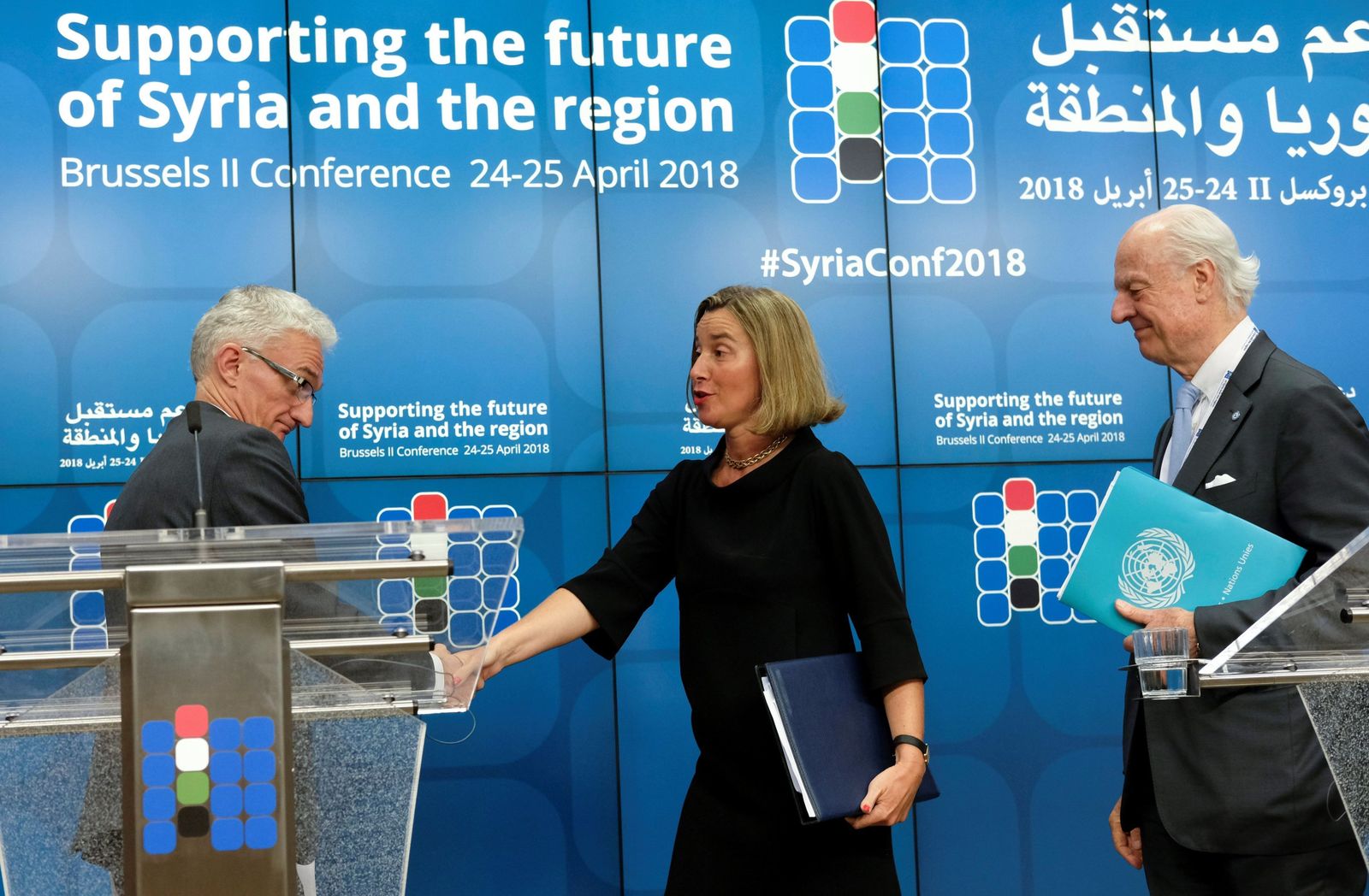 El jefe humanitario de la ONU, Mark Lowcock, saluda a la Alta Representante de la UE, Federica Mogherini, en Bruselas.