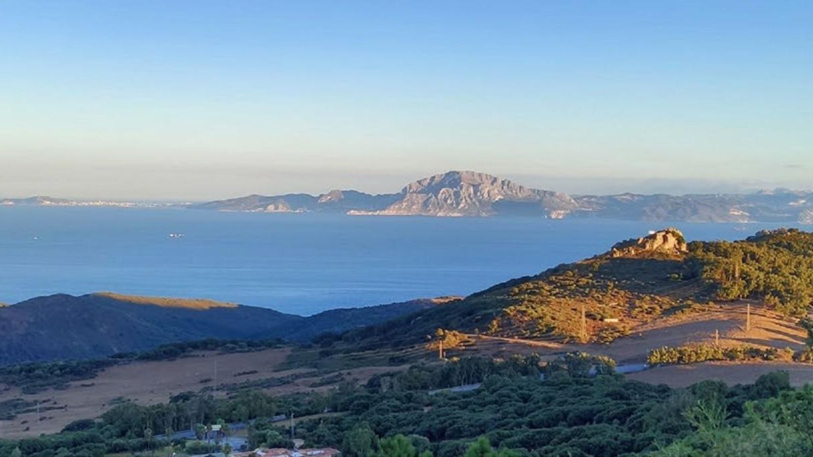 El montuoso trayecto por caminos de herradura entre Tarifa y Algeciras, siempre amenazado por los piratas berberiscos de la otra orilla.