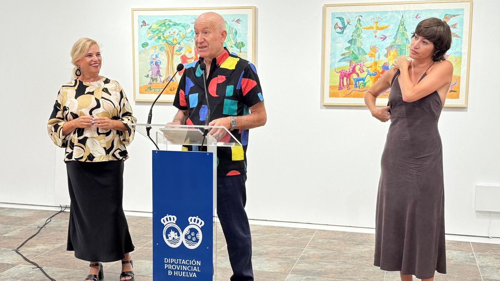 Manuel Calvarro en la inauguración de su exposición junto a Gracia Baquero.