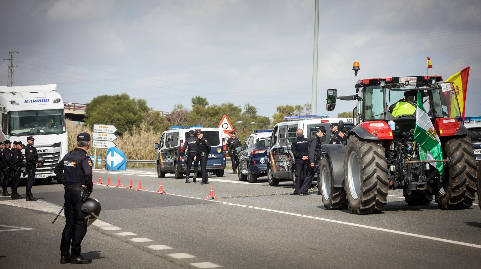 Mucha policía y pocos tractores
