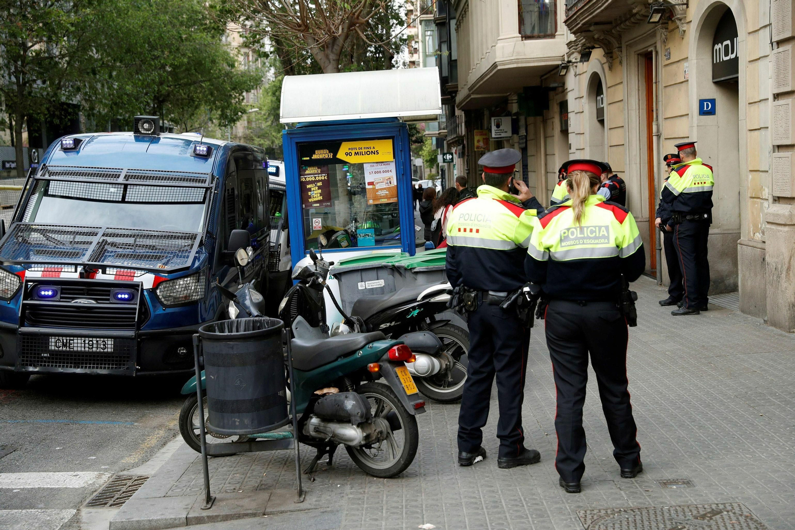 Varios 'mossos' hacen guardia en una imagen de archivo.
