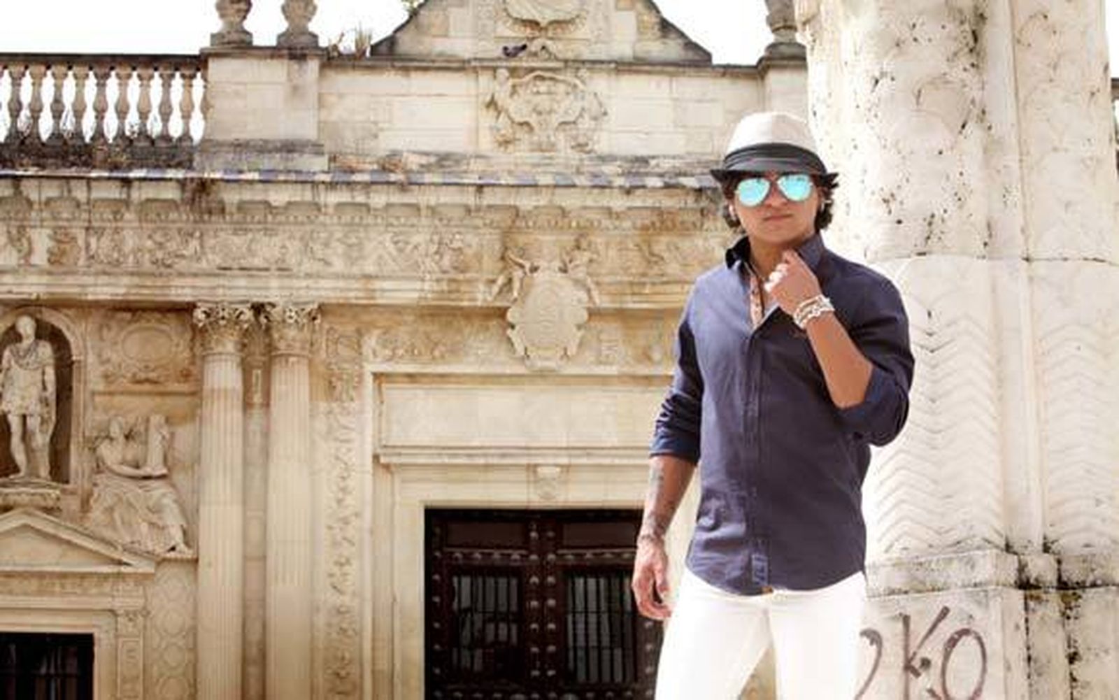 El Carpeta, que estará mañana en los Viernes Flamenco, posa en la Plaza de la Asunción antes de la entrevista./Vanesa Lobo