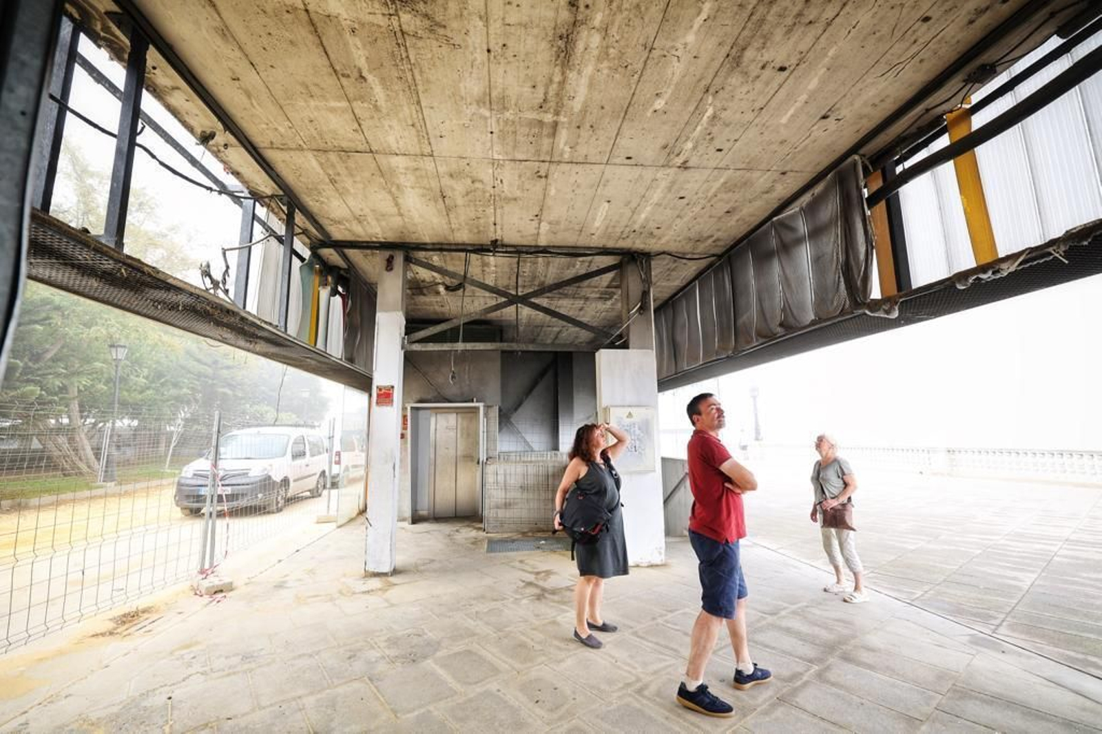 Imágenes del abandono de la pérgola del parque Genovés de Cádiz