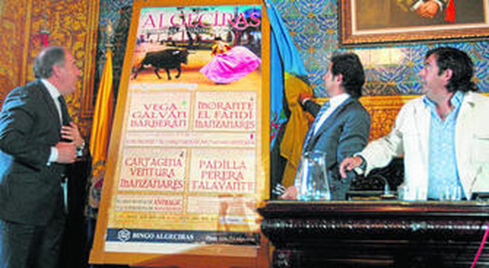 El alcalde de Algeciras, José Ignacio Landaluce, izquierda, junto a los empresarios José Luis Lara y Curro Mateo descubren el cartel de la feria taurina algecireña.