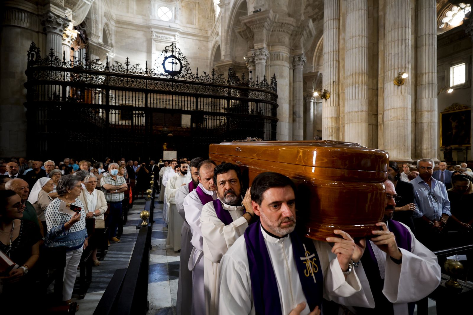 Muere el obispo emérito de Cádiz y Ceuta, Antonio Ceballos Atienza. El prelado, que dejó la diócesis en 2011, falleció a los 87 años de edad y  fue enterrado en la Catedral de Cádiz