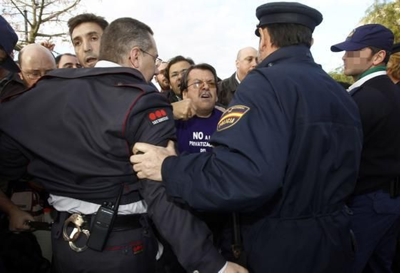 Los funcionarios se manifiestan en Torretriana para protestar ante la reunion con los sindicatos. 

Foto: Antonio Pizarro