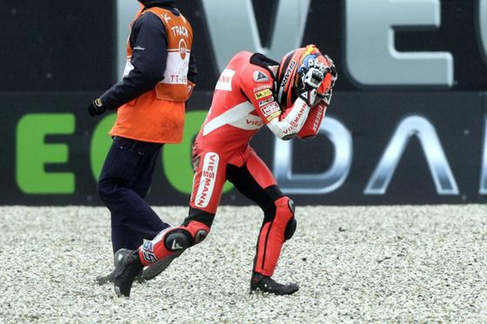 Stefan Bradl, líder del Mundial en Moto2, se cayó en Assen.

Foto: AFP Photo
