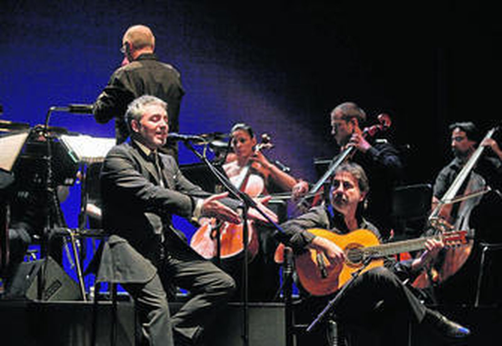 Segundo Falcón, en primer término, arropado musicalmente por Paco Jarana y la Orquesta Bética de cámara.