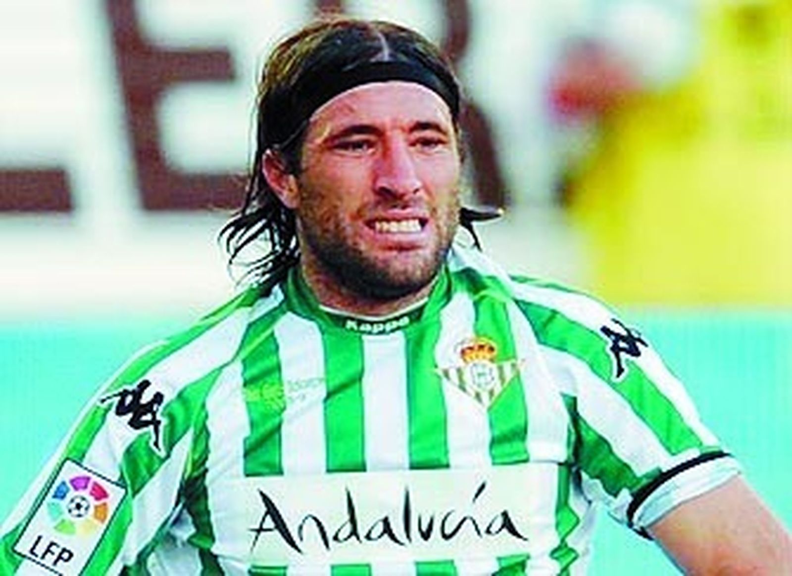 Mehmet Aurelio celebra su primer gol.