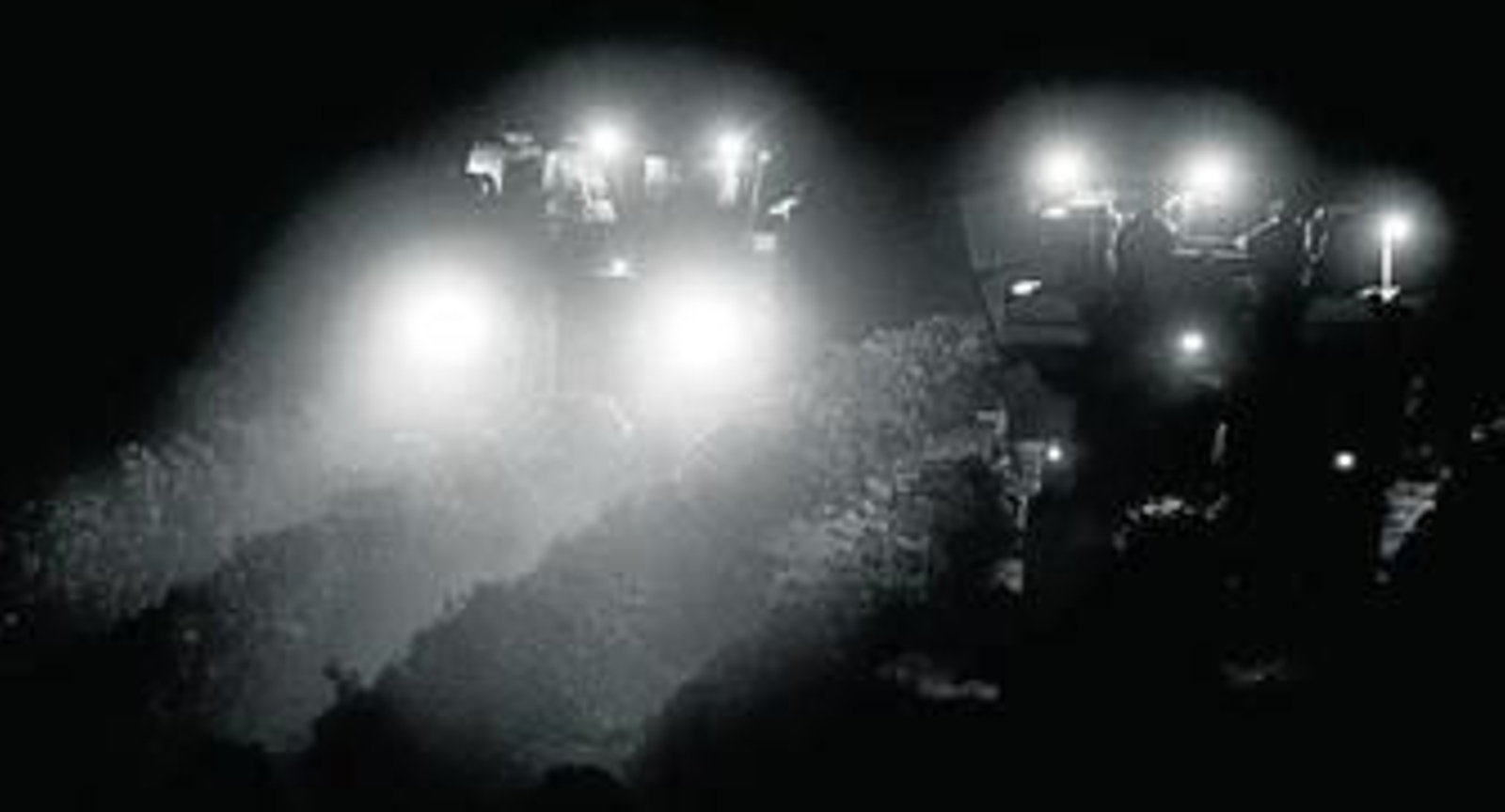 Máquinas entran en las hileras de los viñedos de González Byass de madrugada, la pasada semana.